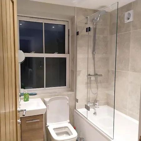 Hébergement de vacances 3 Bedroom Townhouse, Free Parking *